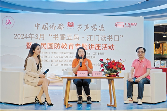 陈悦安（中）和廖振辉（右）在活动现场分享志愿服务经历以及读书心得体会。