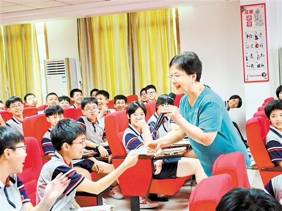 中国科学院老科学家与学生亲切互动。
