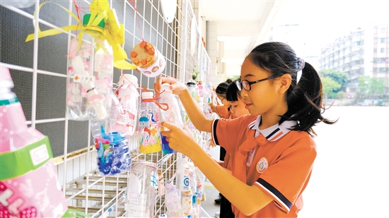 学生们正在悬挂漂流瓶。