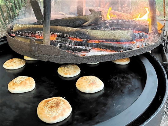 恩平烧饼是恩平传统特色小吃，刚出炉的烧饼，表面金黄，软糯香脆。