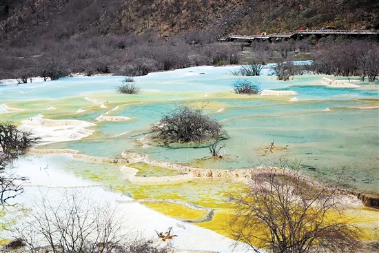 黄龙风景区被誉为“人间瑶池仙境”。