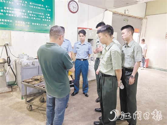 圣堂镇组织退役军人走进企业参观学习。
