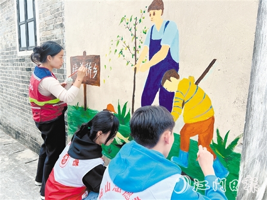 白沙镇青年志愿者绘制绿化宣传墙绘。