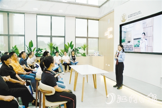 企业代表参观江门市便利华侨华人投资税收服务中心台山分中心。