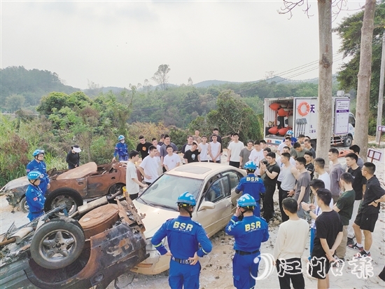 退役军人参加地震救援实战化训练。