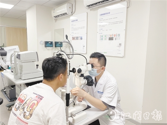 鹤山爱尔新希望眼科医院医生为市民检查视力。