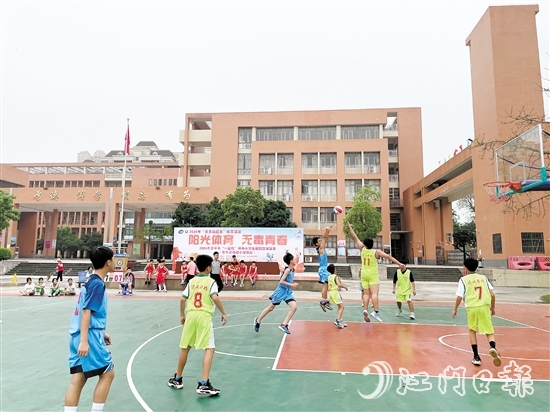 2024年恩平市中小学生校园篮球联赛比赛现场。