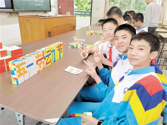 同学们正在研究设计“五一”劳动节专题魔方墙，初有成效。