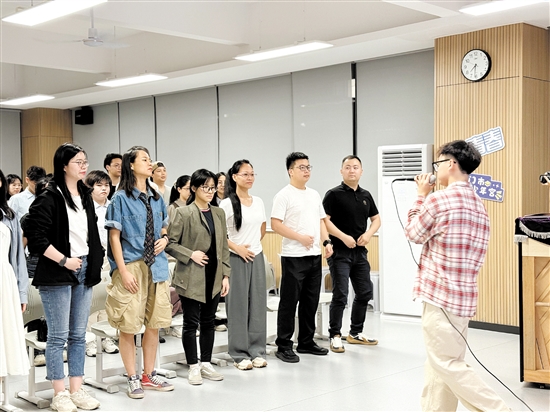 青年学员们在课堂上积极互动，充分展现了对音乐的热情和投入。