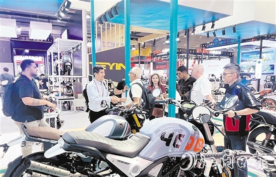 鹤山国机南联摩托车工业有限公司的展位吸引不少客商。