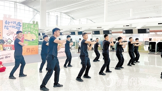 鹤山咏春拳表演在广州白云机场上演。