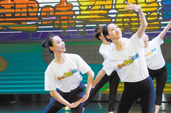 舞蹈教师参加训练营，感受前所未有的活力与创意。