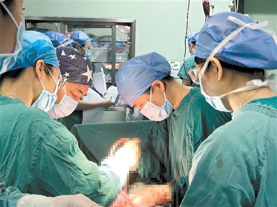 产科团队为患者进行手术。