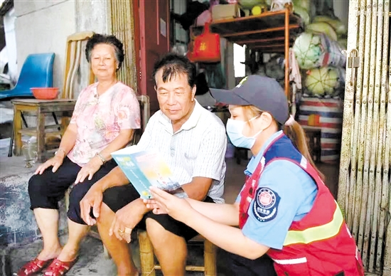 网格员开展入户宣传，及时捕捉基层“弱信号”，通过“粤平安”云平台上报。