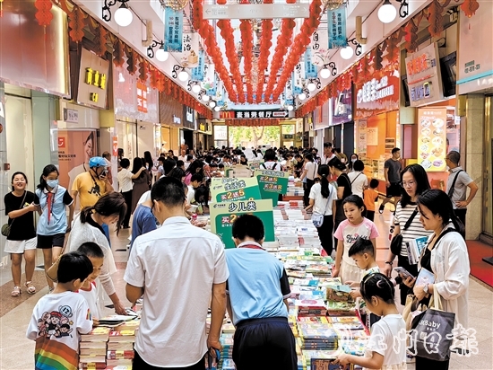 台山“图书集市”活动吸引不少亲子家庭参与。