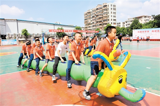 发展小学阳光心理节上，学生们玩起了团队游戏。