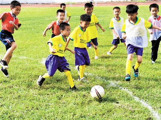 篁湾中心小学的课后素质提升班受欢迎。图为足球小将们在踢球。