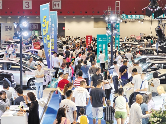 车展首日，各大车企展出大热新品，推出各种优惠措施，吸引不少市民前来看车购车。郭永乐