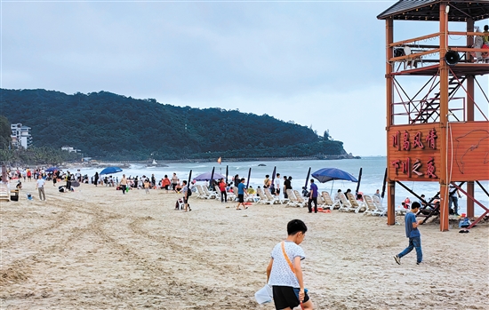 川山群岛旅游度假区是我市传统热门景区。图为五一假期下川岛景区一瞥。