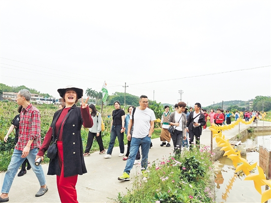 游客在三泉湾侨文化基地游玩，欣赏周边美景。