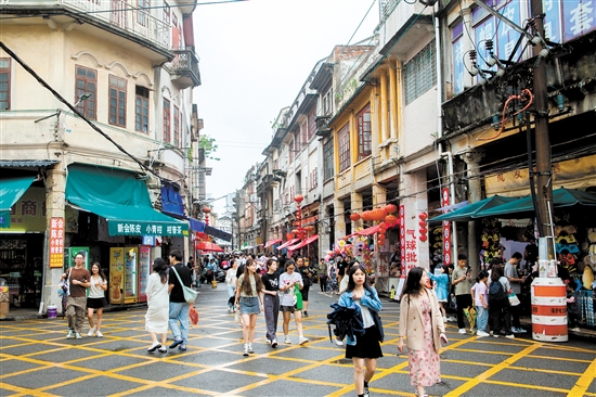 虽然天公不作美，但长堤历史文化街区依然人气爆棚。