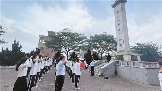 江门市第一中学团委组织师生代表在台山市林基路烈士纪念公园开展主题宣传教育活动。