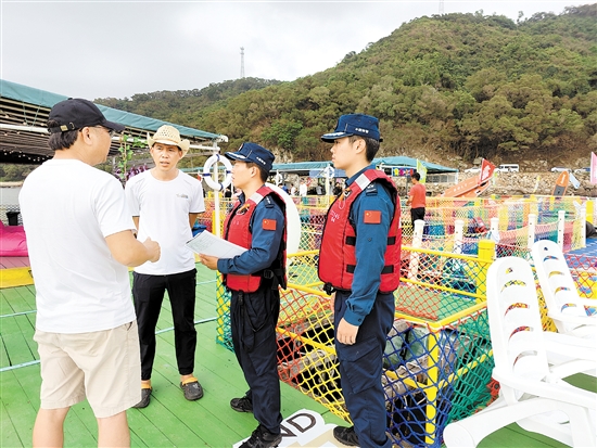 江门海警局执法员开展伏季休渔期普法宣传教育工作。
