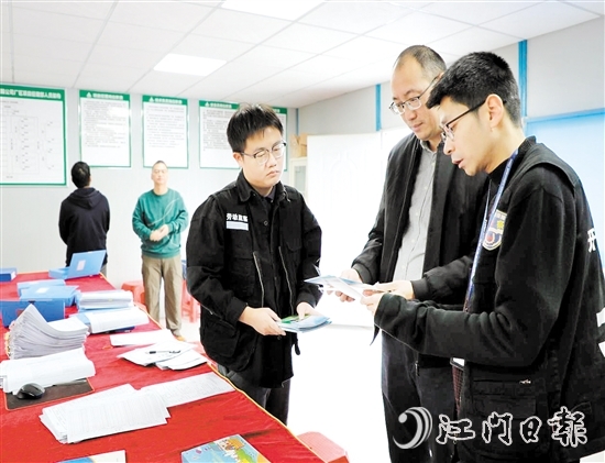 开平市人社局加强日常巡查，确保工资准时发放到工人手中。