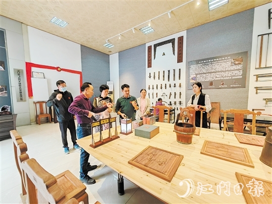 新会区政协教科卫体和文化文史委员会到江海区刘氏铜木镶嵌文化展厅调研。