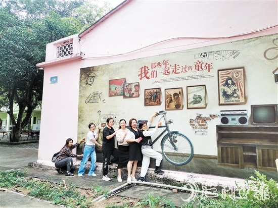 游客在慈溪村的“百年书香文化村”游玩。