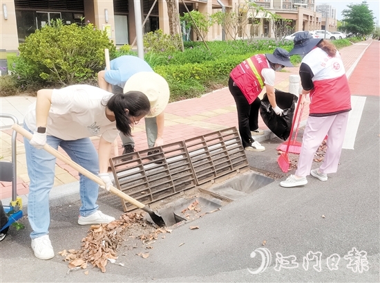 台城街道幸福社区组织党员干部开展人居环境整治行动。