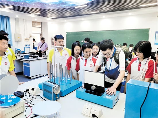 学生们在华南理工大学参观各种先进的科研设备。