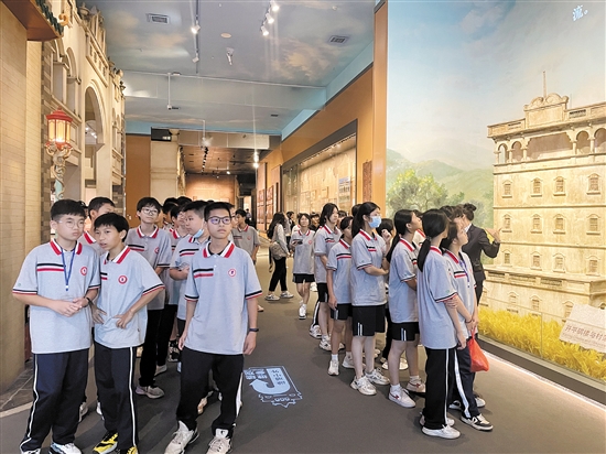 同学们走进中国侨都华侨华人博物馆。