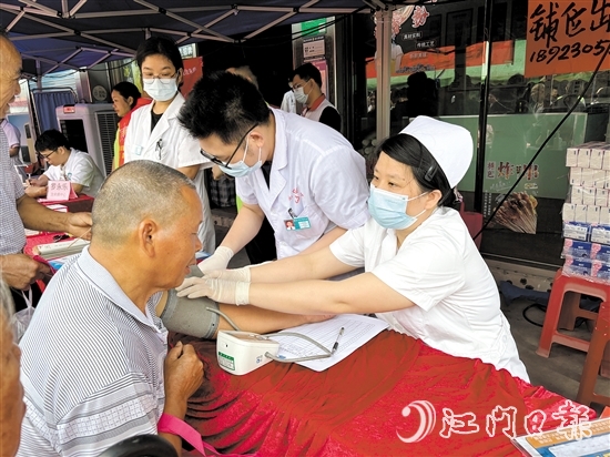活动现场提供测量血压、血糖等服务。
