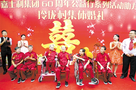 2016年，董淑猛、徐娜策划举办了中国首次麻风康复者集体婚礼。周华东