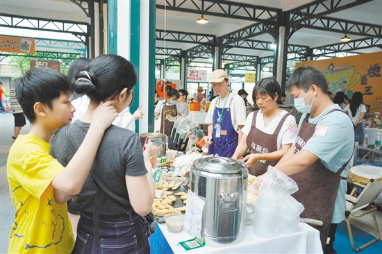 在“5·19中国旅游日”活动期间，特色市集受到市民游客欢迎。