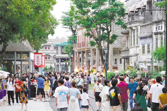 赤坎华侨古镇游人如织。