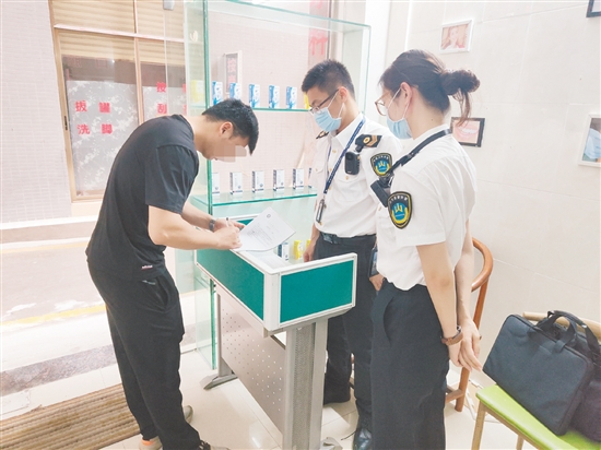卫生监督员下达卫生监督意见书。