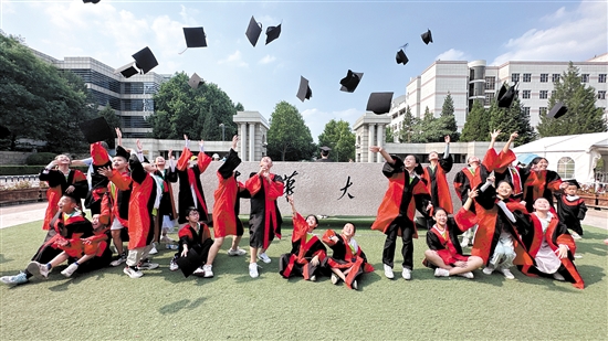 营员们在清华大学门口合影留念。
