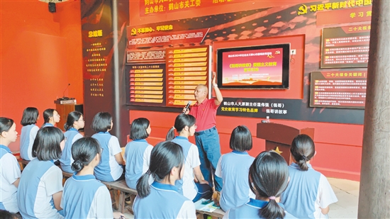 温伟强为新团员学生开展爱国主义教育宣讲。