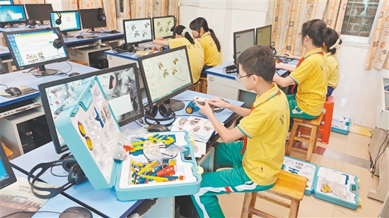 “小小科学家”社团设置了天文、生物、机器人、编程4个学习模块，学生可以根据实际情况选择相应的模块进行学习。