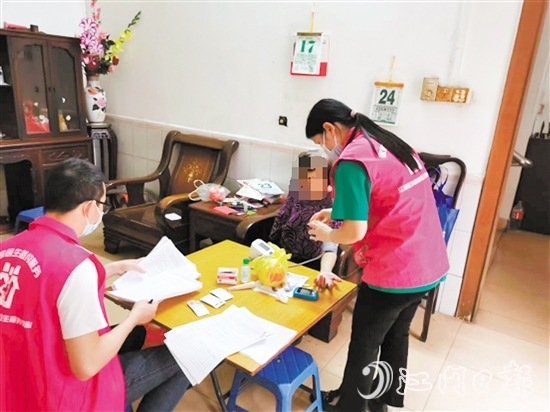 家庭医生团队上门为居民进行体检服务。