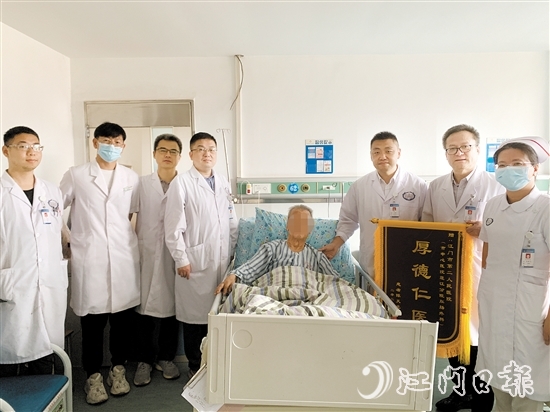康复出院前，84岁老人和家属为医护人员送上锦旗。