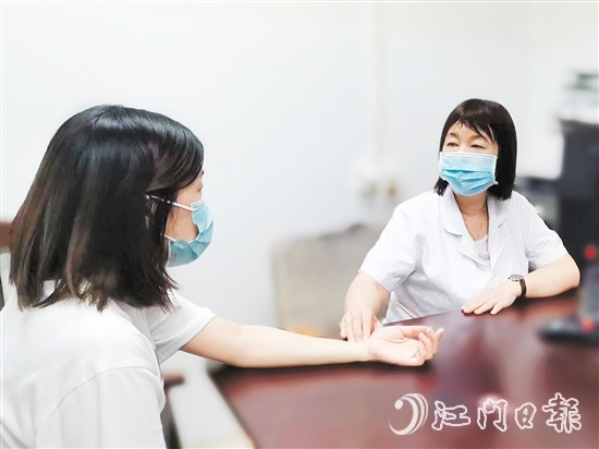 医生在为病人看诊。