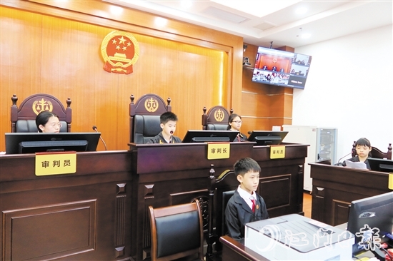 学生们通过模拟法庭感受法律的庄严与权威。