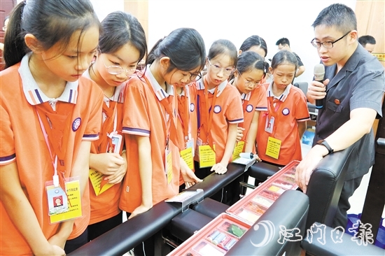 学生们通过参观毒品仿真模型，了解毒品的各种形态。