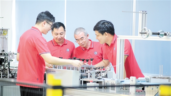 师徒4人正在探讨专业知识。