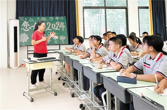 江门市第一中学景贤学校人才岛校区初三师生在上课。