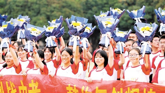 江门市第一中学景贤学校初三学生中考誓师。