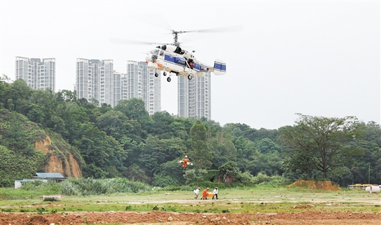 三地消防部门共出动60余辆消防车、4只搜救犬、1架直升机、245名消防员参加演练。图为直升机进行物资投送和伤员转运演练。
